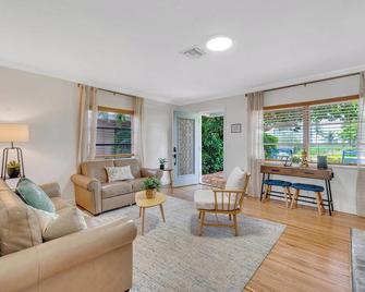 Steps From Beach Quaint Cottage Heated Pool Sand Key Resldences - Fort Lauderdale - Soggiorno