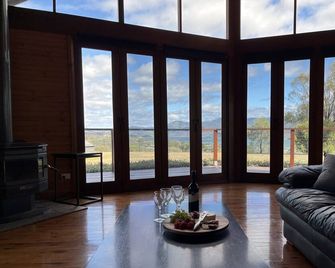 Mountain Bay Log Home - Goughs Bay - Obývací pokoj