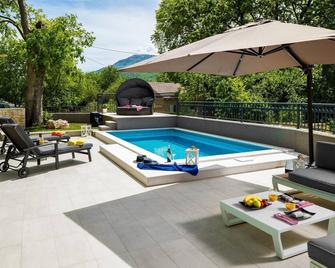Cozy House Mia, With Heated Pool, Jacuzzi In Pool And Bbq.. - Dugopolje - Piscina