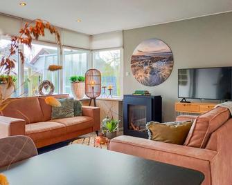 Lovely home in Scherpenisse with kitchen - Scherpenisse - Sala de estar