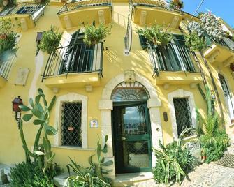 La Locandiera - Scilla - Edifici