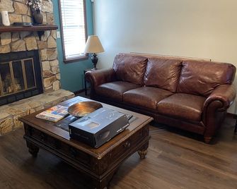 4029 Sandy Run Drive House - Valdosta - Living room