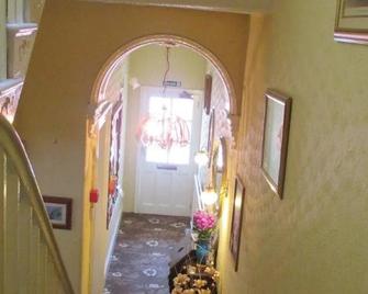 Caledonia Guest House - Plymouth - Hallway