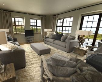 Luxury Ocean-Front Cottage With Private Beach. Alastair Sawday Recommended - Sneem - Living room