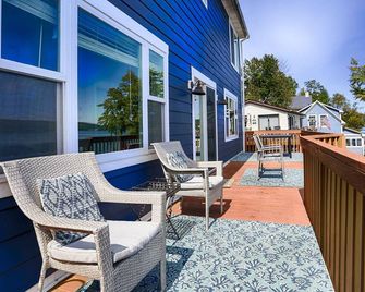 Keuka Sunrise Retreat: 'A Lakefront Dream Home' - Branchport - Balcón
