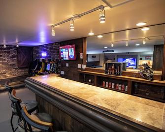 Barcade and rope swing bar, 5 minutes from The Avalon Grand Resort and Golf! - Warren - Bar
