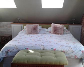 Garden View Apartment - Salcombe - Bedroom