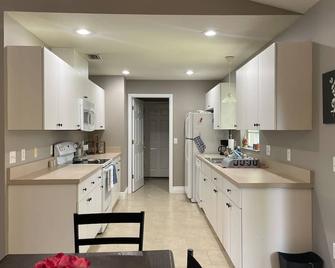 Whole House in San Antonio. Walking Distance to St. Leo University! - San Antonio - Kitchen