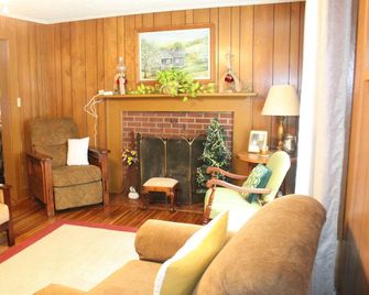 Relaxing, quiet country setting. Close to many Mountain activities! - Sugar Grove - Living room