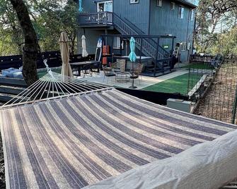 Lady Luna Lake House & Bungalows by Lake Tulloch - Copperopolis - Patio