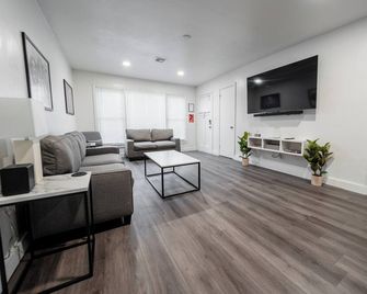 Spacious 4br/2ba Home - Closest Stay To Ou Stadium & Campus - Norman - Living room