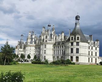 Bed and Breakfast 2 to 4 pers. at the gates of CHAMBORD with breakfast included - Vineuil - Будівля