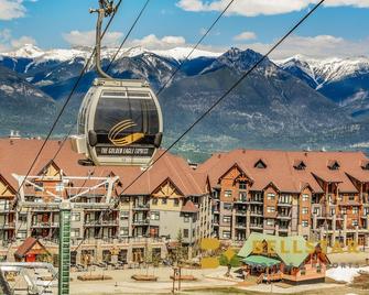 Glacier Mountaineer Lodge - גולדן - בניין