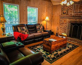 Enticing chalet located less than 1 mile from the heart of Pine Mountain! - Pine Mountain - Huiskamer