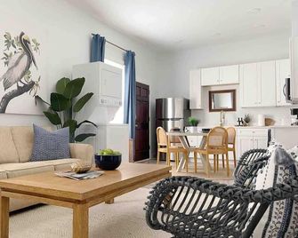 New! Stylish 1900s Renovated Duplex Apartment Building Near Forsyth & River St - Savannah - Pokój dzienny