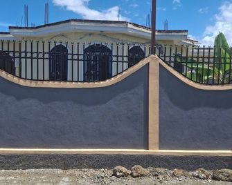 Delightful 3-bedroom house in Cap Haitian. Wifi and TV Included - Cap Haitien