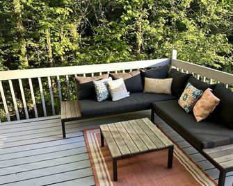 Creekside Large 1 Bd Basement Apt in Roswell - Roswell - Balcony