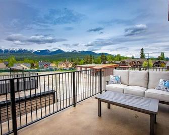 LUX Modern Chalet, Pool & Hot Tub, 10 Mins to the Mountain & Incredible Views - Whitefish - Balcony
