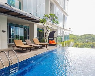Great Choice 1BR at Brooklyn Alam Sutera Apartment By Travelio - Tangerang City - Pool