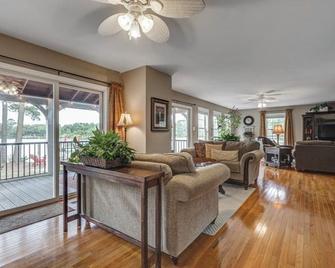 Waterfront Getaway In Kilmarnockva With Tesla Charger - Kilmarnock - Living room