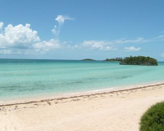 The Barefoot Beach House sits on a sandy beach - North Palmetto Point - Playa