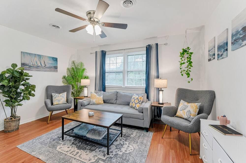 Central 3 Br- W/D + Dogs Ok! - נורפולק - סלון