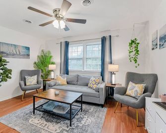 Central 3 Br- W/D + Dogs Ok! - נורפולק - סלון