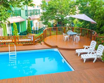 Bellus-Rose Pension Gyeongju - Кьонджу - Басейн