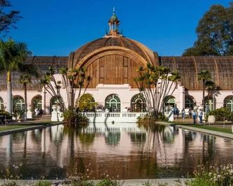 Studio 2 Pool Spa Min to Downtown Freeways Beaches - San Diego