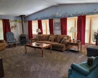 Quiet Countryside, and just a few minutes from town and Glacier National Park! - East Glacier Park - Living room