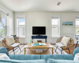 Bellview by AvantStay Gorgeous Home w Multiple Balconies Living Areas - Panama City Beach - Living room