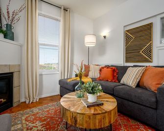 Suite Magnolia. Steps to Downtown & Breweries. Modern 2 bedroom apt w/fireplace. - Bellingham - Living room