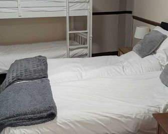 The Prince of Wales Inn - Tredegar - מרטיר טידפיל - חדר שינה