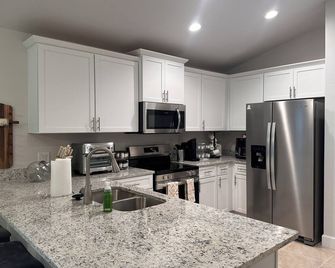 Charming 3-bedroom house with AC, WiFi in lovely Alachua - Alachua - Kitchen