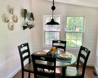 Cozy Cottage in the Woods - Carlisle - Dining room