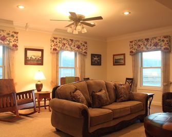 Lamp Post Lodge - Westcliffe - Living room
