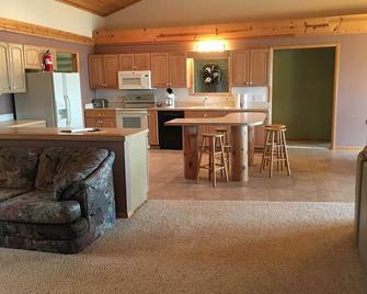 Drummond Island Hotel & Vacation Homes - Rocky Knoll Lodge - Drummond - Cocina