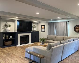 Location- 3 Bedrooms With 3 Full Baths - South Bend - Living room