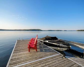 Beautiful Lake of Bays Cottage w/ 310' Private Shoreline & All Day Sun! - Bondi Village