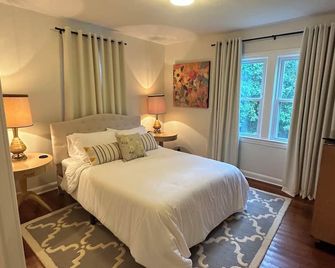 Private, wooded, and convenient cottage just blocks from SOMC - Portsmouth - Slaapkamer