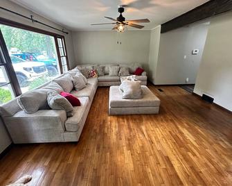 Cozy on Campus - Lawrence - Living room