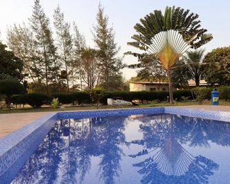 Yuna Village Garden Resort - Brufut - Piscina