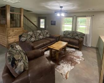 2 bedroom/ 2 bath, sleeps 9, Honey Hole Cabin - Mena - Living room