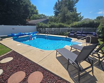 Ottawa Oasis! Pool, Game room, Pet Friendly! - Ottawa - Басейн