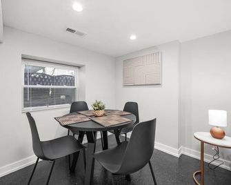 Cozy, Modern Garden Unit - Chicago - Dining room