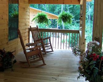 Cozy Cabin in the North Georgia Mountains - We are open and it's beautiful here! - Young Harris - Balcony