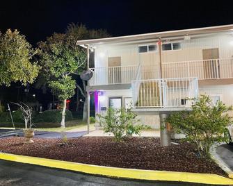 Host Inn - Daytona Beach - Building