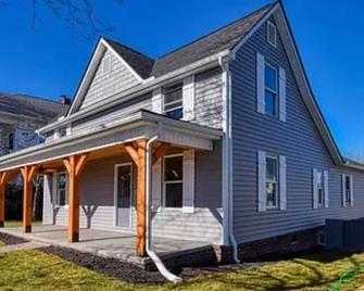 Historic 2-bedroom house with WiFi and AC in downtown Lenoir City - Lenoir City - Building