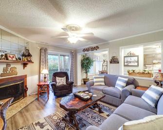 Beech Mountain Condo Near Hiking, Golf and Skiing! - Banner Elk - Living room