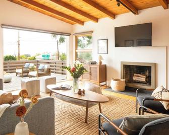 Camden by AvantStay 5mins to the Beach Elevated Home w Pacific Ocean Views - Encinitas - Living room